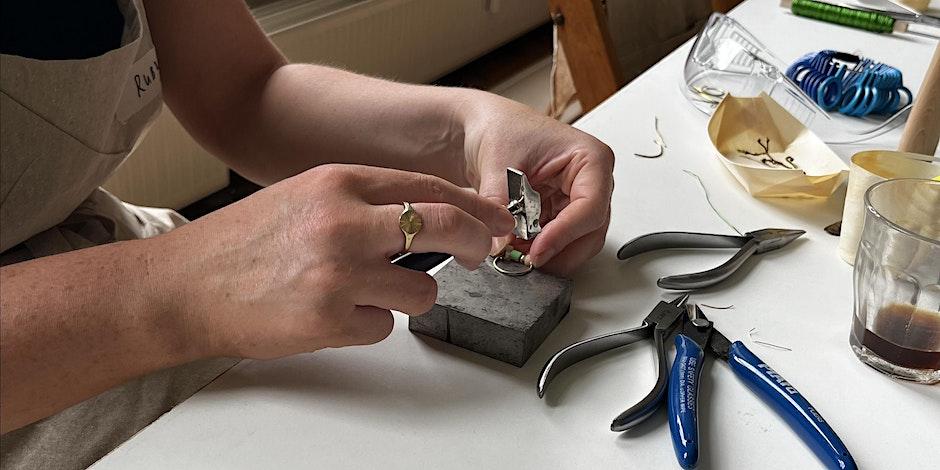 Maak je eigen ring met draad en kralen — foto 3