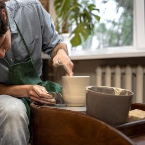 Draaien aan de  pottenbakkersschijf