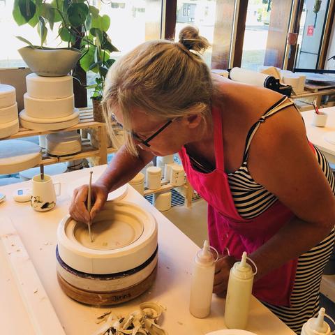 Porseleinen servies maken.
