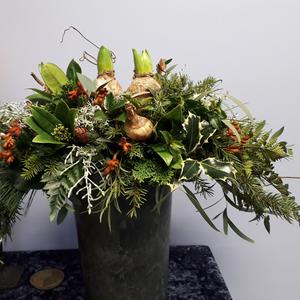 Kerststuk maken met bloemen, groen en bloembollen