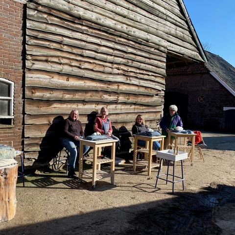 Beeldhouwen in speksteen bij monartatelier